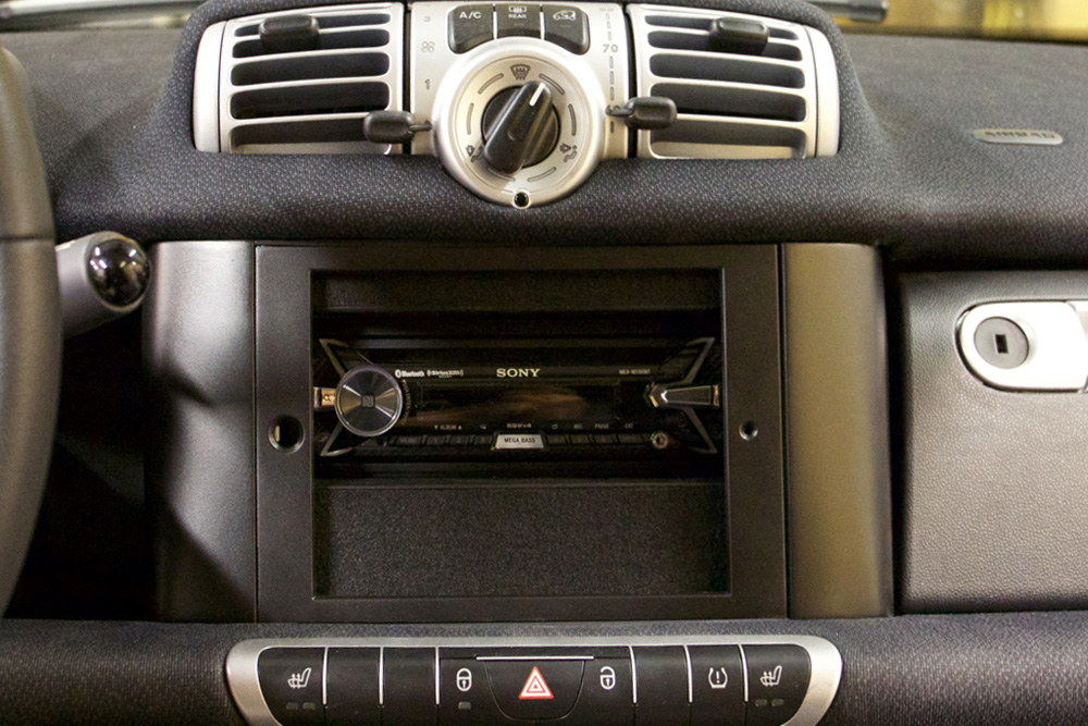 умное автомобильное крепление для ipad установлено